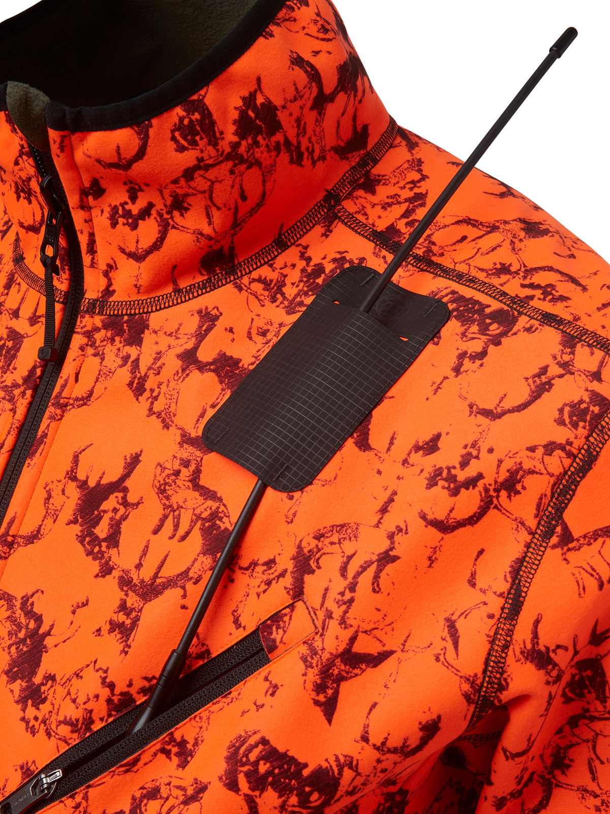 Nahaufnahme der Schulterpartie der camouflage-orangen Wendejacke Mist Windblocker von Chevalier.